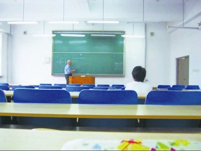 Upon the uploading of the picture capturing the devoted professors writing on the blackboard during the barely attended class, many internet users rose to outrage against the disrespectful students 
