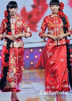 Models present traditional Chinese dress, which has been a commenly witnessed scene in recent years.
