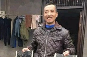 Sichuan worker travels 2,000 km with chairs for his sons