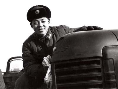 Chinese observe Lei Feng Day by doing good deeds for others