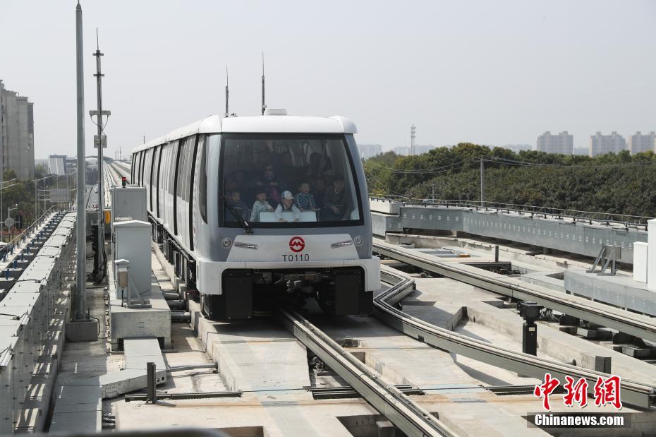 Driverless metro line on trial run in Shanghai