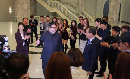 Top DPRK leader enjoys concert by ROK art troupe