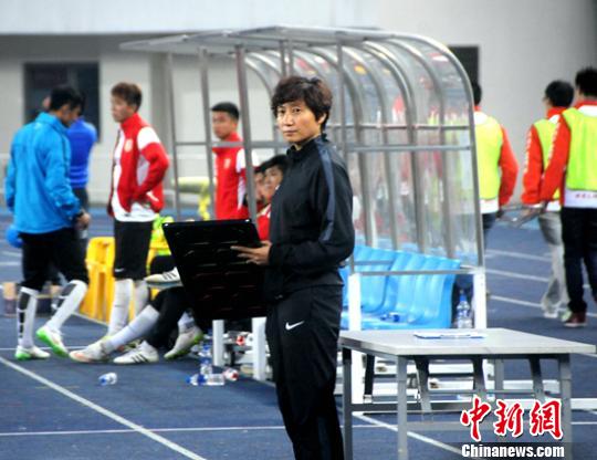 Qin Liang, a female soccer referee has debuted in a Chinese men��s professional soccer league game. (Photo/Chinanews.com)