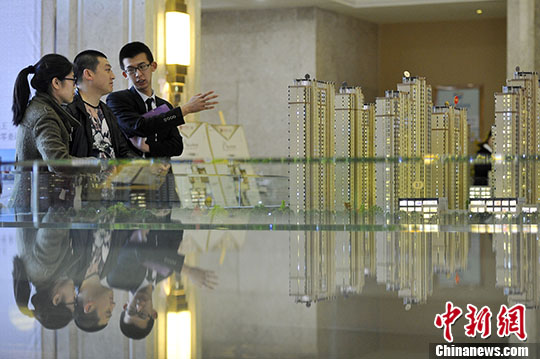 A real estate agent recommends houses to his clients. (Photo��China News Service/Wei Liang)