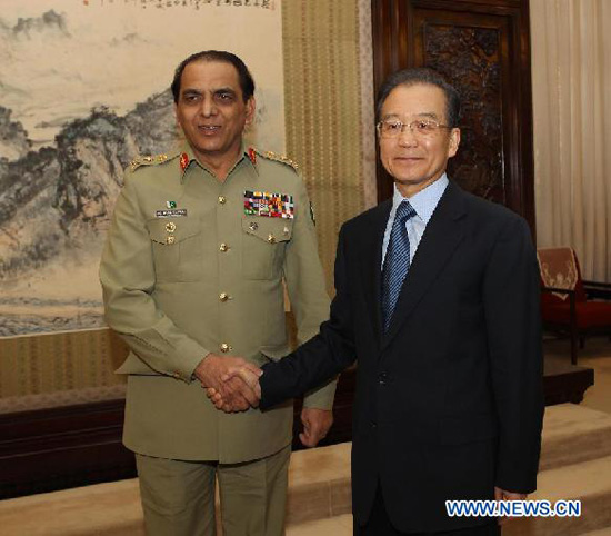 Chinese Premier Wen Jiabao (R) shakes hands with Pakistani Army Chief General Ashfaq Parvez Kayani in Zhongnanhai, Jan. 5, 2012. (Photo: Xinhua)