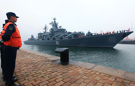 Russian Pacific Fleet's flagship Varyag, a guided missile cruiser, arrives at a naval base in Qingdao, East China's Shandong province, April 21, 2012, for a 6-day joint exercise. [Photo/Xinhua]
