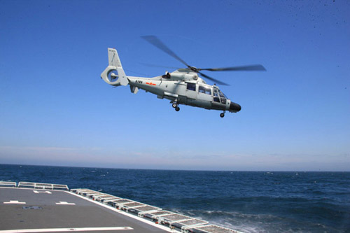 A helicopter takes off from the Chinese navy's missile destroyer DDG-112 Harbin to conduct an anti-submarine mission during a China-Russia joint sea exercise held from April 22 to 27 in the Yellow Sea. [Photo: Xinhua]
