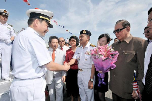 Liao Shining (2nd L), deputy chief of staff of Chinese Navy, is welcomed upon his arrival aboard the Chinese Navy training vessel Zhenghe at Port Kelang, State of Selangor, Malaysia, April 29, 2012. (Xinhua/Chong Voon Chung)