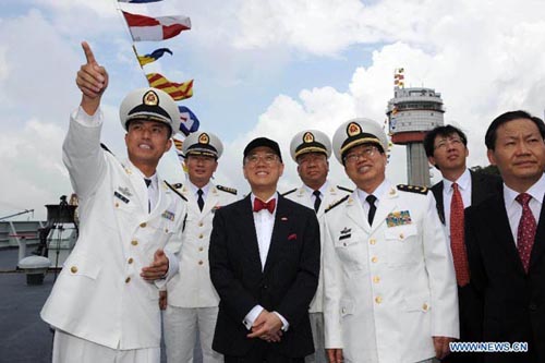 Donald Tsang (3rd L), chief executive of Hong Kong Special Administrative Region, visits missile destroyer Haikou of naval escort taskforce 171 of the Chinese Navy at the Ngong Shuen Chau Barracks in Hong Kong, south China, April 30, 2012. (Xinhua/Zhao Yusi)