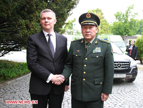 Polish Defense Minister Tomasz Siemoniak (L) meets with visiting Chinese Defense Minister Liang Guanglie in Warsaw, May 16, 2012. (Xinhua/Gao Fan)