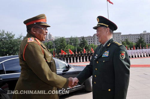 Chen Bingde, member of the CMC and chief of general staff of the Chinese PLA, holds a welcome ceremony for Solly Shoke, the visiting commander of the SANDF, and accompanied him to review the guard of honor of the PLA three services on the afternoon of May 23, 2012 in Beijing.[Chinamil.com.cn]