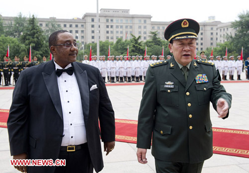 Chinese Defense Minister Liang Guanglie (R) meets with Zambian Defense Minister Geoffrey B. Mwamba in Beijing, capital of China, May 25, 2012. (Xinhua/Wang Ye)