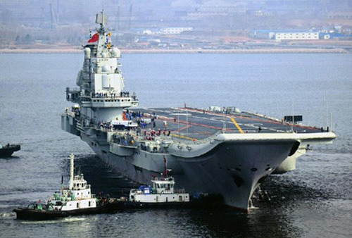 The picture shows the aircraft carrier platform is turning to the exit of the port. (Photo by Song Taisheng)