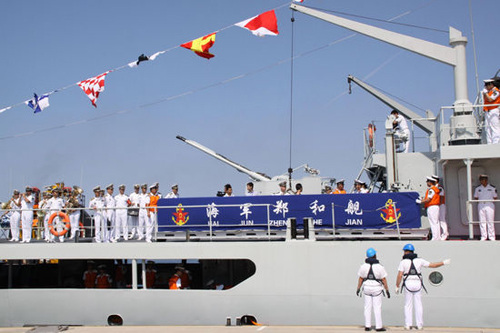 inese Navy training vessel Zhenghe arrives in Italy's Taranto port, May 31, 2012. [Photo/Xinhua]