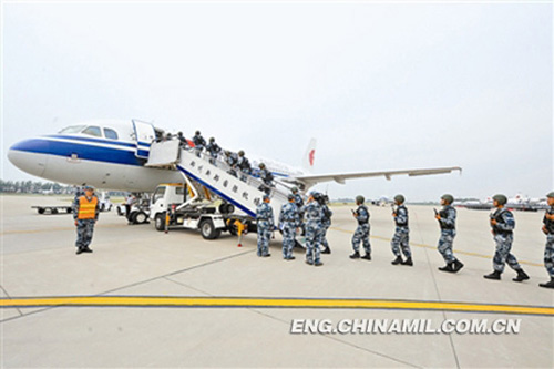 The PLA airborne troops are quickly boarding a plane. (Photo by Li Wei)
