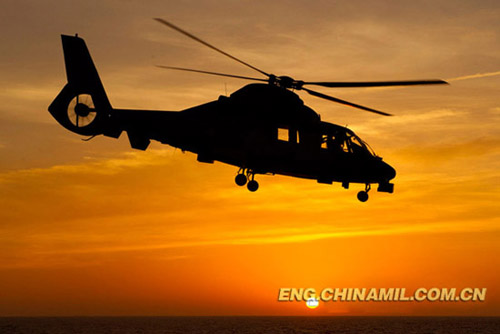 The helicopter of the 11th Chinese naval escort taskforce is in the cross-day-and-night deck-landing training. (Photo by Zhang Qun / Chinamil)