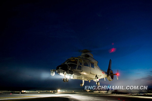 The helicopter of the 11th Chinese naval escort taskforce is in the cross-day-and-night deck-landing training. (Photo by Zhang Qun / Chinamil)