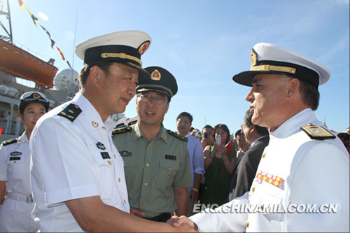 Rear Admiral Fario Sangqizi, commander of the maritime operation force of the Spanish Navy, is welcoming the visiting Chinese officers and men at the pier. (Xinhua / Zhu Sinan)
