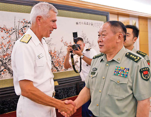 Defense Minister Liang Guanglie meets Commander of US Pacific Command Samuel Locklear on Tuesday in Beijing. [Photo by Zhang Wei / China Daily]