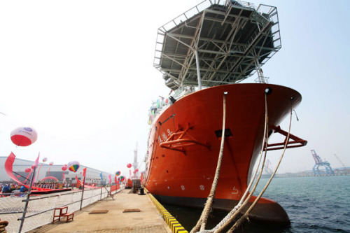 Shenqianhao, China's first ship that carries a saturation diving system allowing divers to work at depths of up to 300 meters, is put into operation in Qingdao, Shandong province, on Monday. 