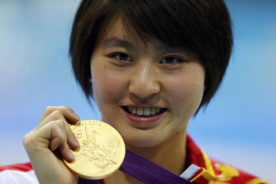 China's Jiao Liuyang smiles with her gold medal at the London 2012 Olympic Games at the Aquatics Centre August 1, 2012.She has been elected for the 18th National Congress of the Communist Party of China. [Photo/Agencies]