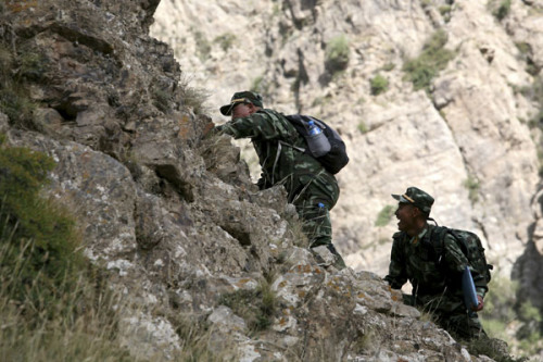 Soldiers of the Gold Mining Unit survey mountains in the Xinjiang Uygur autonomous region. Lu Guangchen / for China Daily