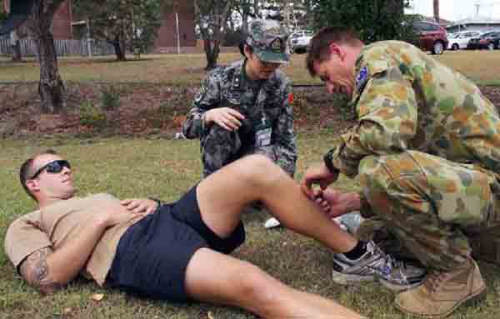 The Chinese and Australian medical workers participating in the Cooperation Spirit 2012 joint drill check the wound of a soldier during the drill, Oct. 31, 2012. (Xinhua/Li Xuanliang)