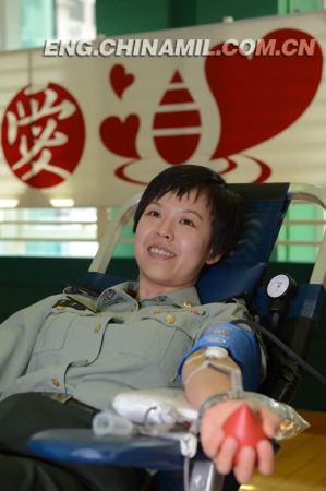   The picture shows a scene of the officers and men of the PLA Macao Garrison in blood donation on November 5, 2012.(Source:Chinamil.com.cn/Zhang Jinjia)
