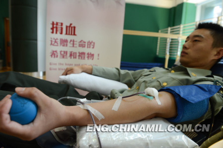   The picture shows a scene of the officers and men of the PLA Macao Garrison in blood donation on November 5, 2012.(Source:Chinamil.com.cn/Zhang Jinjia)