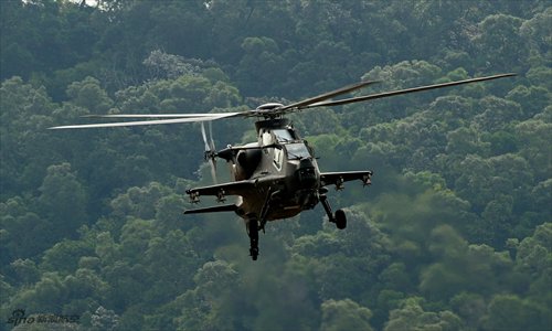 WZ-10 attack helicopter flies during its first practice run in Zhuhai, Guangdong province on November 11. The Chinese-designed helicopter will appear at the Zhuhai Air Show from November 13 to 18. Photo: sina.com 