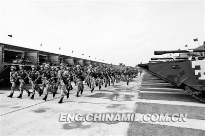 The picture shows a scene of the PLA marines in rapid assembling after receiving the order. (Photo by Wan Yu)
