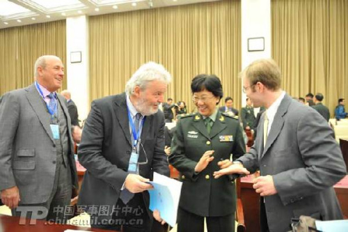 Defense studies scholars from different countries exchange ideas on Nov. 16, the first day of the 4th Xiangshan Forum sponsored by the China Military Sciences Society in Beijing. (chinamil.com.cn/Zhang Zhe)