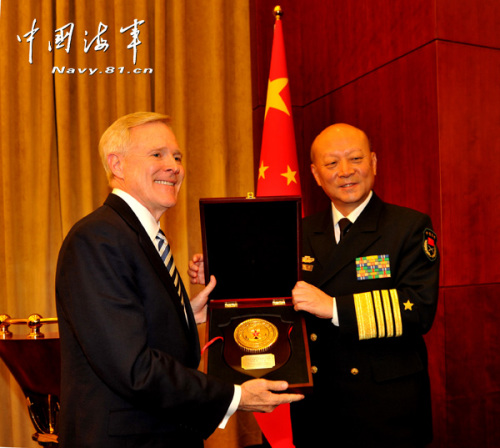 Wu Shengli(R) presents an emblem of the Navy of teh Chinese People's Liberation Army (PLA) to Ray Mabus(L).(PLA Daily/Wang Linshuo)
