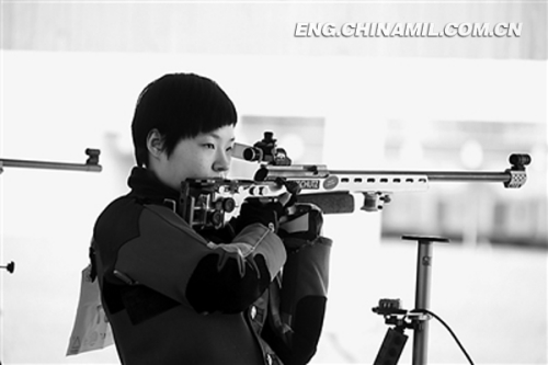 The picture shows Gao Hui, a PLA shooter, is in the contest. (Photo by Liu Huadi)