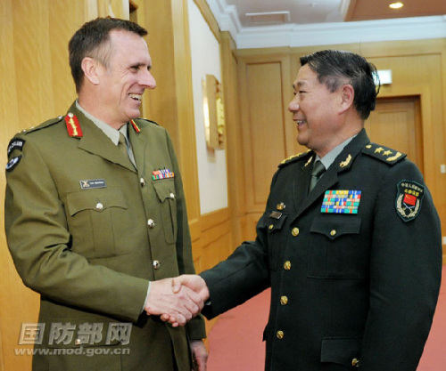 Lt. Gen. Qi Jianguo (R), deputy chief of general staff of the Chinese People's Liberation Army, shakes hands with Maj. Gen. Tim Keating (L), the visiting vice chief of the New Zealand Defense Force, on the afternoon of December 18, 2012 in Beijing. (mod.gov.cn/Li Xiaowei)