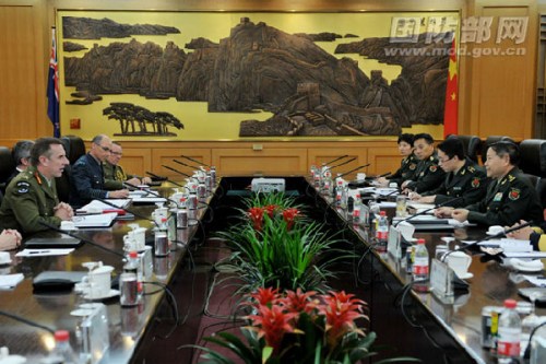 Lt. Gen. Qi Jianguo (1st R), deputy chief of general staff of the Chinese People's Liberation Army, holds talks with Maj. Gen. Tim Keating (1st L), the visiting vice chief of the New Zealand Defense Force, on the afternoon of December 18, 2012 in Beijing. (mod.gov.cn/Li Xiaowei)
