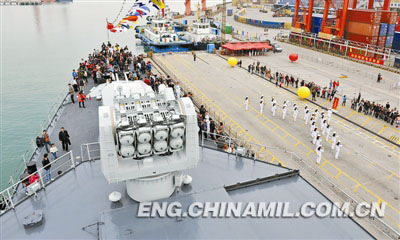 The picture shows that residents of Shenzhen in south Chinas Guangdong province board and visit the Shenzhen guided missile destroyer in an orderly way on December 26, 2012. (Photo by Gao Yi)