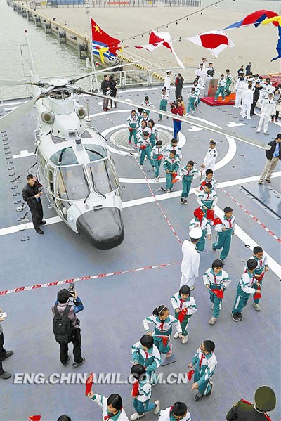 The picture shows that pupils of the Huangge Elementary School in Nansha District of Guangzhou of south Chinas Guangdong province visit the Guangzhou warship. (Photo by Cao Haihua)
