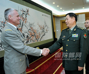 Lt. Gen. Qi Jianguo, deputy chief of general staff of the Chinese Peoples Liberation Army (PLA), meets with Brigadier General Reignier, director of the Regional Bureau under the General Staff of the French Armed Forces who came to China to attend the 9th working dialogue between the Chinese and French general staff headquarters, on the afternoon of January 16, 2013 in Beijing. (Photo by Li Xiaowei)