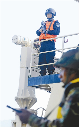 The Chinese law enforcement personnel and the Lao law enforcement personnel (front) are carrying out joint investigation on January 27, 2013. (Photo by Luo Zheng)  