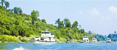 The picture shows four patrol ships are sailing on the Mekong River on January 27, 2013. During the China-Laos-Myanmar-Thailand joint patrol law enforcement, many merchant ships spontaneously follow the patrol ship formation to navigate. (Photo by Luo Zheng)