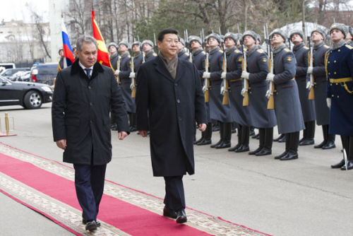 Chinese President Xi Jinping (R, Front) inspects the guard of honor together with Russian Defense Minister Sergei Shoigu (L, Front) during a visit to the Russian Defense Ministry in Moscow, capital of Russia, March 23, 2013. (Xinhua/Huang Jingwen) 