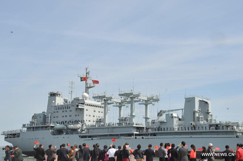 Staff of Chinese Embassy to Portugal, Portuguese Chinese and Portuguese navy officers see Chinese navy escort fleet off in Lisbon, capital of Portugal, April 19, 2013. (Xinhua/Zhang Liyun)
