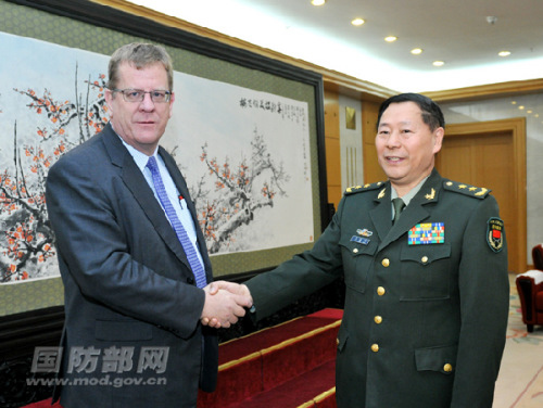 Lieut. Gen. Qi Jianguo (R), deputy chief of general staff of the Chinese People's Liberation Army (PLA), meets with Brendan Sargeant, the visiting deputy secretary strategy of the Australian Department of Defence, in Beijing on the morning of May 2, 2013. (mod.gov.cn/Li Xiaowei)