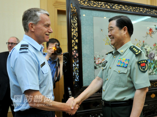 Gen. Zhao Keshi (R), member of the Central Military Commission (CMC) and director of the General Logistics Department (GLD) of the Chinese Peoples Liberation Army (PLA), meets with Air Vice Marshal Peter James Stockwell, chief of New Zealand Air Force, in Beijing, May 27, 2013. (mod.gov.cn/ Li Xiaowei)