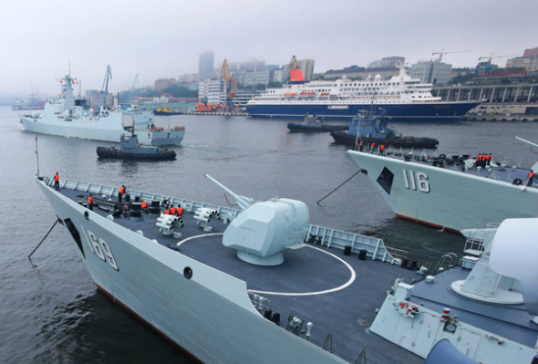 Chinese warships leave port in Vladivostok on Monday to take part in the largest naval drill jointly held by China and Russia. [Photo/Xinhua]