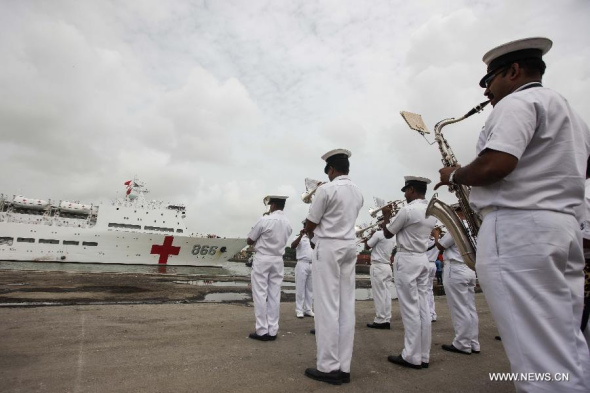 Indian Military band welcome the Chinese People's Liberation Army Navy hospital ship Peace Ark in Bombay Port in India, Aug. 6, 2013. The Chinese Navy Peace Ark hospital ship, conducting the Mission Harmony-2013, arrived in Bombay Port on Tuesday for a six-day visit . (Xinhua/Zheng Huansong) 