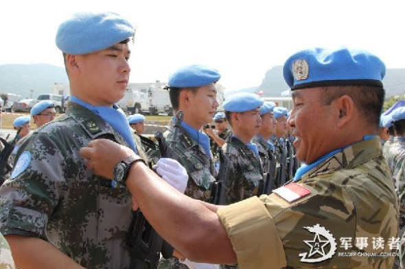 A member of the 10th Chinese peacekeeping medical detachment to Lebanon is awarded the United Nations Medal of Peace. Recently, 60 peacekeeping officers and men of the 10th Chinese peacekeeping medical detachment to Lebanon were awarded the United Nations Medals of Peace. (Chinamil.com.cn/ Yang Shengchao and Wang Qiang)