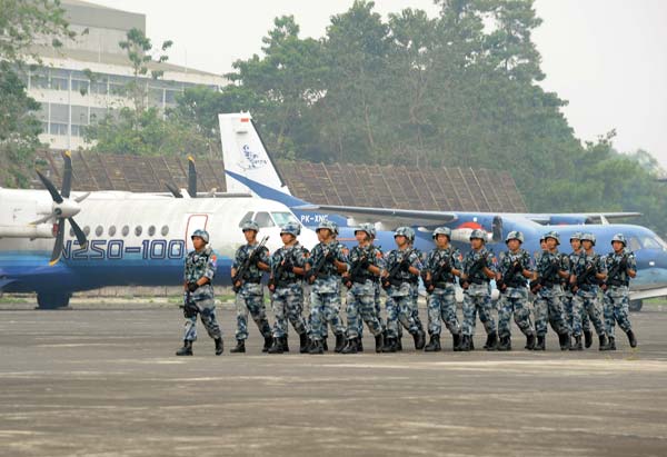 Chinese paratroopers take part in a training exercise on Monday during a joint anti-terrorism drill called Sharp Knife Airborne 2013. The Chinese squad trained with Indonesian paratroopers in Bandung, capital of West Java province, Indonesia. During the weeklong drill, both teams participated in landings, hand-to-hand combat, firing exercises, obstacle courses and anti-terrorist search and rescue operations. [Jiang Fan / Xinhua ]