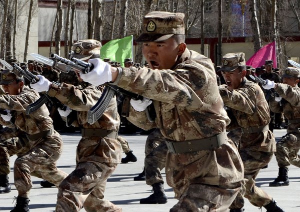 Soldiers in Lhasa, Tibet autonomous region, participate in a military skills competition. A research institute with the PLA's General Armament Department found that the average Chinese soldier is 2 cm taller and has a waistline 5 cm larger than 20 years ago. [Photo by Duan Hongwen/China Daily] 